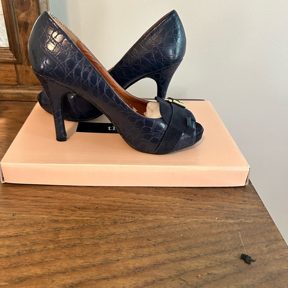 Theme Navy Diva Heels - Picture 2 of 2